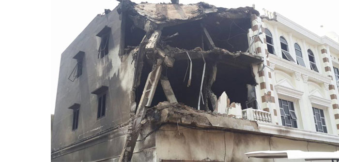 Sebuah bangunan berlantai dua di jalan Jamin Ginting Medan hancur pasca ditabrak badan pesawat Hercules. [Foto-foto Istimewa relawan PMI] 