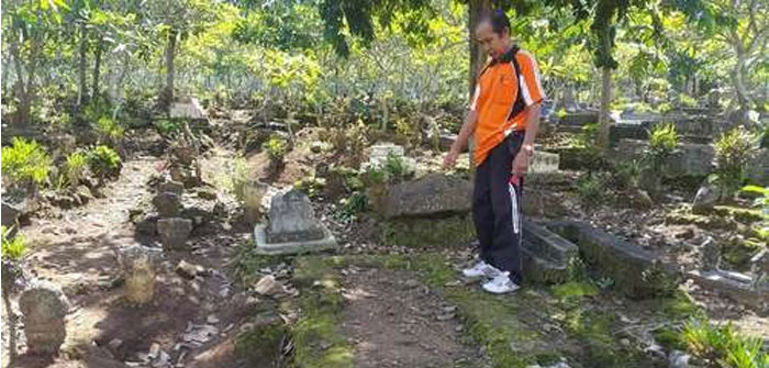 Warga Desa Tulungrejo, Kecamatan Glenmore, Banyuwangi, sudah menyiapkan liang lahat untuk Angeline. Bocah berusia 8 tahun itu akan dimakamkan di sebelah kakeknya. [Foto: Repro-Detik.com] 