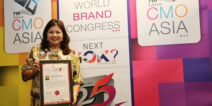 Novita Rumngangun, Chief Marketing Officer Manulife Indonesia, dianugerahi penghargaan Women Leadership Excellence Award: Asia's 50 Women Leaders dalam ajang "7th CMO Asia Awards for Excellence in Branding and Marketing"