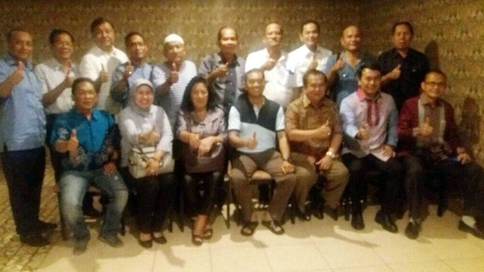 Dr JR Saragih (empat dari kanan) foto bersama para Ketua Dewan Pimpinan Cabang (DPC) Partai Demokrat di Sumut.Sedikitnya sudah 21 DPC yang bulat mendukung Bupati Simalungun itu untuk menjadi Ketua Partai Demokrat Sumut dalam Musda yang berlangsung hari ini, Selasa (18/10/2016).