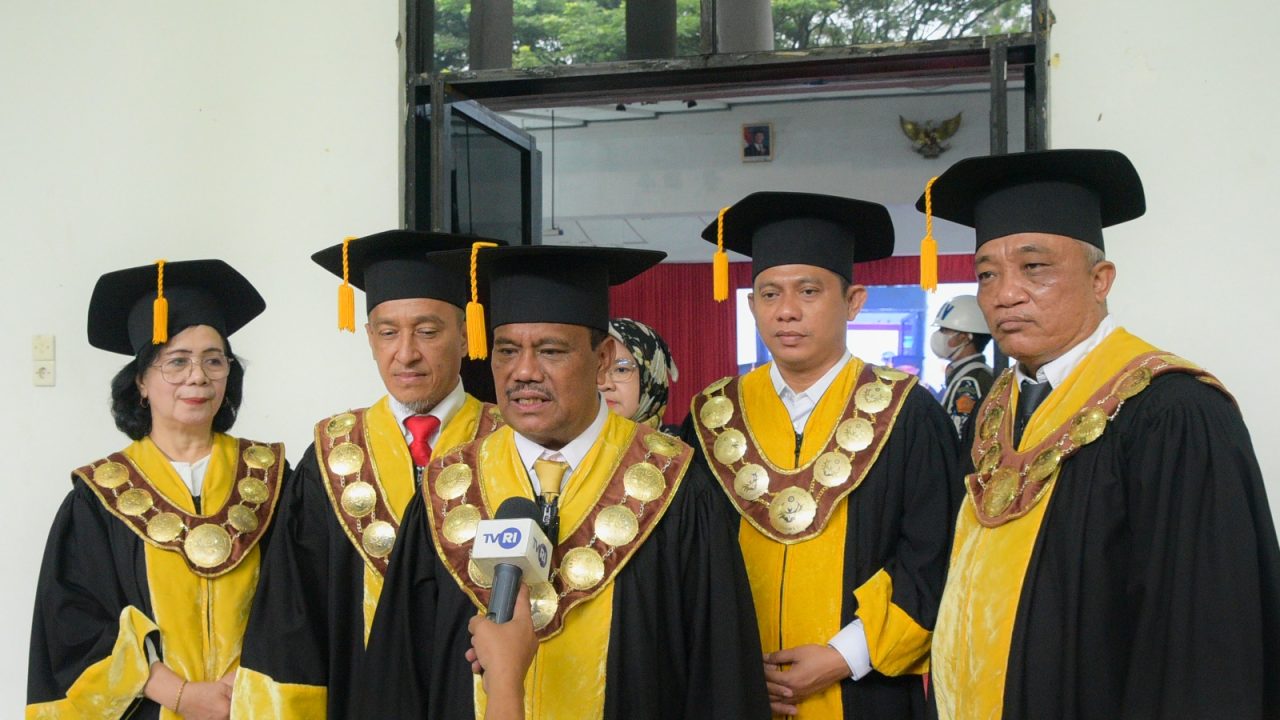 Rektor Unimed Wisuda 899 Lulusan, Tekankan Peran Generasi Adaptif Menuju Indonesia Emas 2045