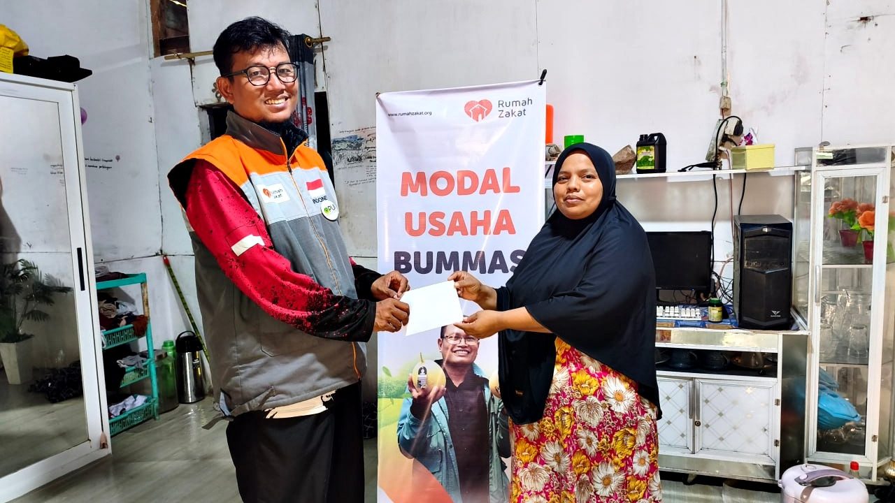 Rumah Zakat Salurkan Bantuan Modal Usaha di Desa Suka Maju