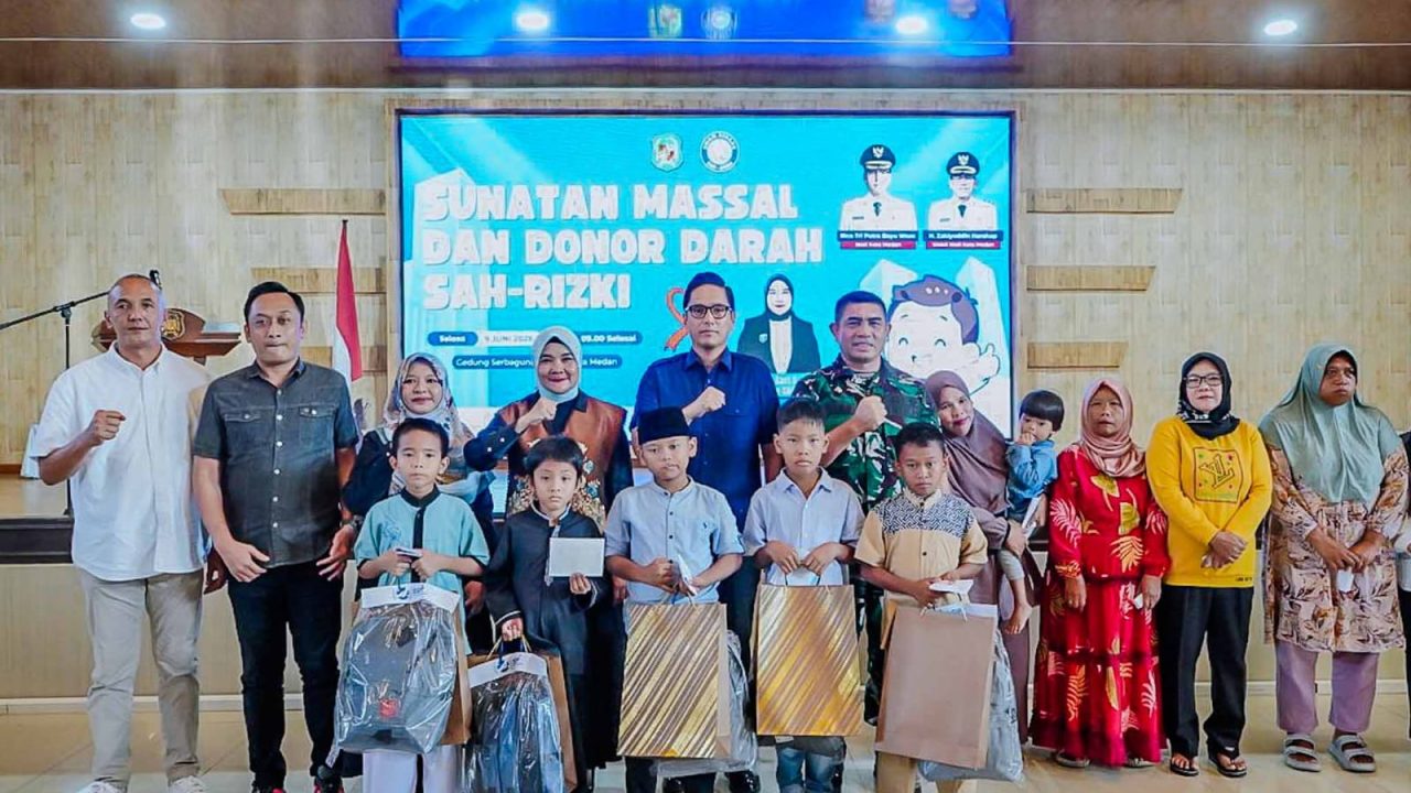 Rico Waas Bawa Keceriaan di Sunat Massal Sah-Rizki, 42 Anak Ikut dan Ibu Tunggal Terima Santunan